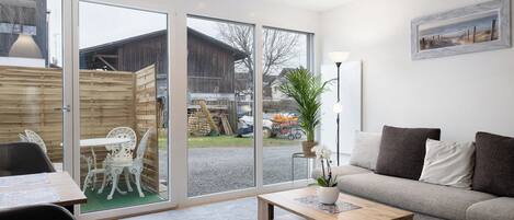 Een televisie, een dvd-speler en een stereo