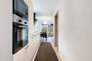 Jääkaappi, mikroaaltouuni, uuni, liesi