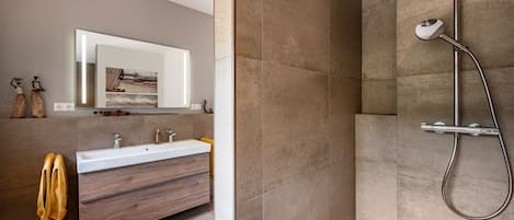 Douche, séchoir à cheveux, serviettes fournies