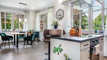 Fridge, oven, stovetop, dishwasher