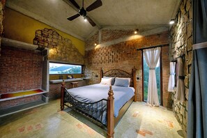 3 quartos, cofres nos quartos, escrivaninha