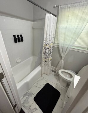 Serviettes fournies, savon, papier toilette