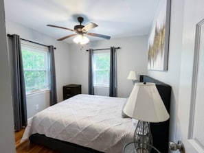 2 bedrooms, desk, WiFi, bed sheets