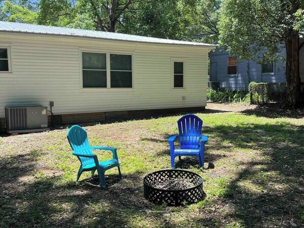 Property grounds - Minutes to FSU, FAMU & Capitol - Cozy 2BR + Office (Tallahassee)