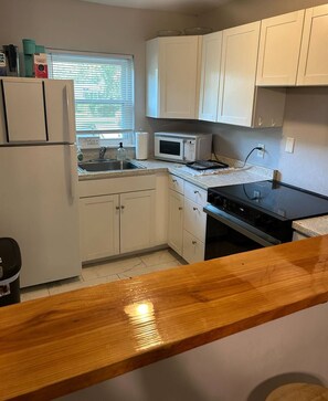 Fridge, microwave, oven, stovetop - Charming 2-bdrm home w. fitness room in Tallahassee- near universities & Capitol (Tallahassee)