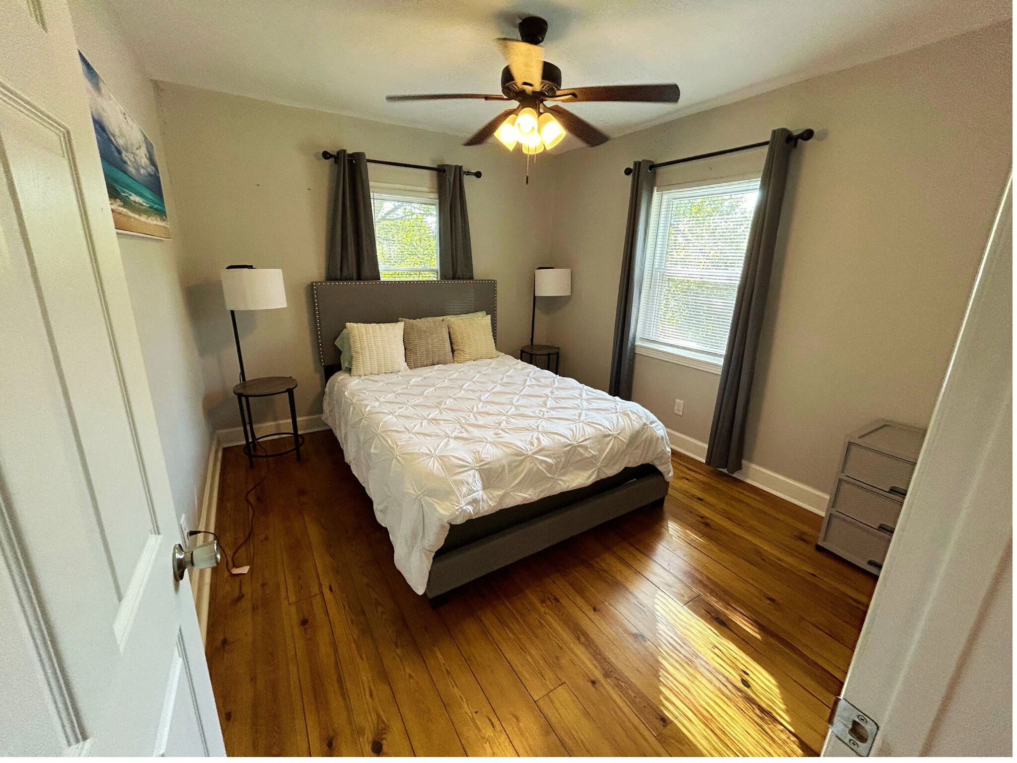 2 bedrooms, desk, WiFi, bed sheets