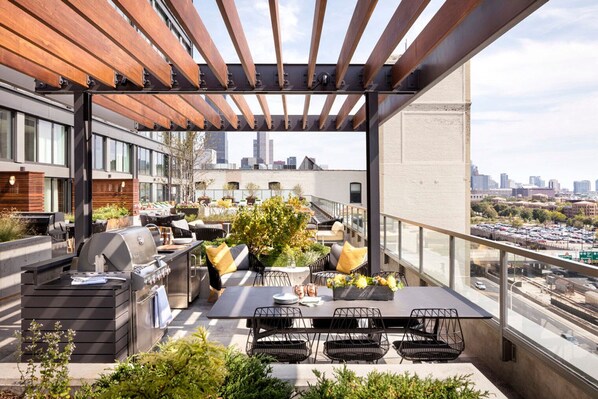 Outdoor dining - Blueground | West Loop, pool & w/d, nr Willis (Chicago)