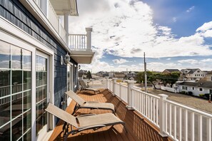 Terrace/patio - Spacious 5-bedroom house in Ortely Beach with AC, WiFi. Enjoyable getaway (Seaside Heights)