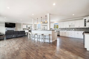 Interior - Spacious 5-bedroom house in Ortely Beach with AC, WiFi. Enjoyable getaway (Seaside Heights)