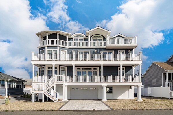 Exterior - Spacious 5-bedroom house in Ortely Beach with AC, WiFi. Enjoyable getaway (Seaside Heights)