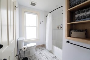 تجهيزات دش، مجففات شعر، مناشف، صابون