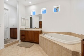 Baignoire Ă jets, sĂšche-cheveux, serviettes fournies, savon