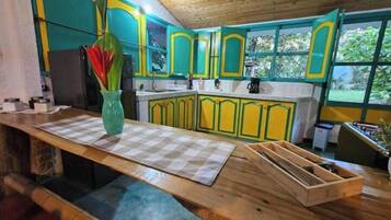 Réfrigérateur, plaque de cuisson, cafetiÚre/bouilloire