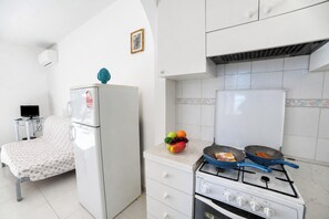 Coffee/tea maker, fridge, oven, stovetop