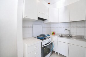 Coffee/tea maker, fridge, oven, stovetop