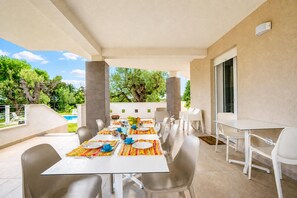 Outdoor dining - Villa Torricella Pool and Sunny Garden, Leverano, Italy (Leverano)
