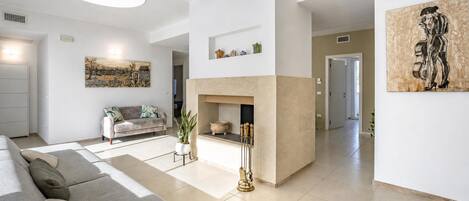 TV, fireplace