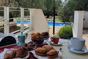 Outdoor dining - Villa Torricella pool and sunny garden, Leverano, Italy (Leverano)