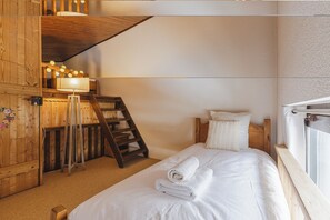 2 bedrooms, iron/ironing board, bed sheets