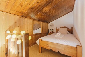 2 bedrooms, iron/ironing board, bed sheets