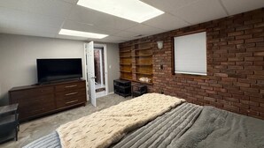 4 bedrooms, desk, iron/ironing board, travel crib - Newly Renovated Gem Fenced Backyard 2 Full Baths (Allen Park)