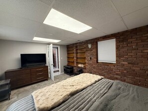 4 bedrooms, desk, iron/ironing board, travel cot - Newly Renovated Gem Fenced Backyard 2 Full Baths (Allen Park)