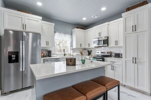 Private kitchen - Modern Masterpiece in Downtown Tulsa-Sleeps 6 (Tulsa)