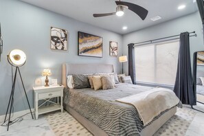 2 bedrooms, iron/ironing board, free WiFi, bed sheets - Modern Masterpiece in Downtown Tulsa-Sleeps 6 (Tulsa)