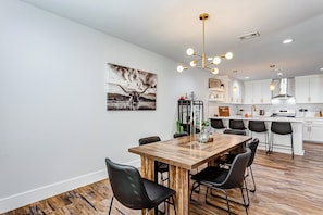 Dining - Texas Two-Step: Near NRG/ Full Game Room/ Lounge+Fire Pit (Houston)