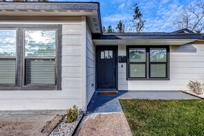 Exterior detail - Texas Two-Step: Near NRG/ Full Game Room/ Lounge+Fire Pit (Houston)