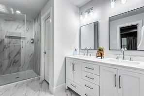 Hair dryer, towels, soap, shampoo - Texas Two-Step: Near NRG/ Full Game Room/ Lounge+Fire Pit (Houston)