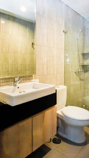 Shower, towels, soap, toilet paper - Charming 2-bedroom apartment with WiFi, AC in enchanting Jakarta (Daerah Khusus Ibukota Jakarta)