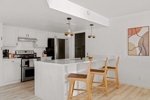 Geladeira, micro-ondas, fogão, cooktop