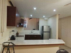 Een koelkast, een kookplaat, een koffiezetapparaat/waterkoker