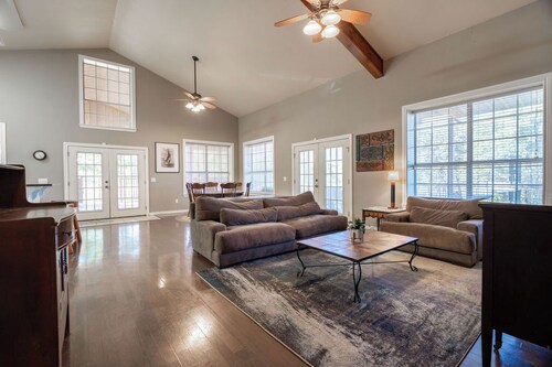 Friede's Hideaway - The perfect retreat with a private pond, hot tub & much more