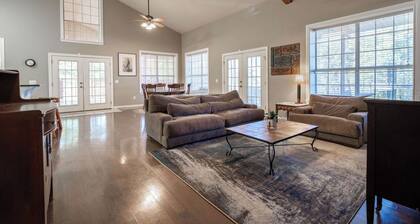 Friede's Hideaway - The perfect retreat with a private pond, hot tub & much more