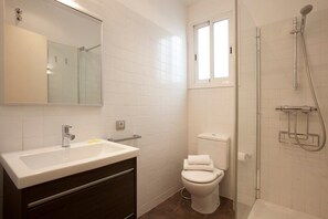 Dusche, Haartrockner, Handtücher