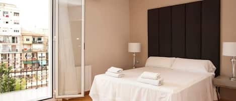 3 chambres, bureau, fer et planche à repasser, lit parapluie