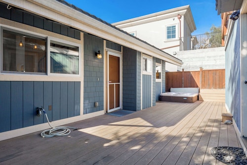 Capitola Village Home - Free Parking & Sleeps 8!