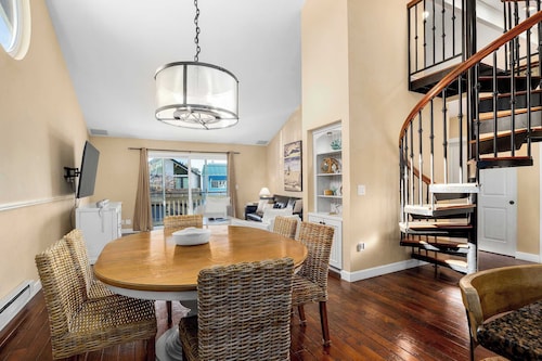 Capitola Village Home - Free Parking & Sleeps 8!