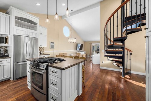 Capitola Village Home - Free Parking & Sleeps 8!