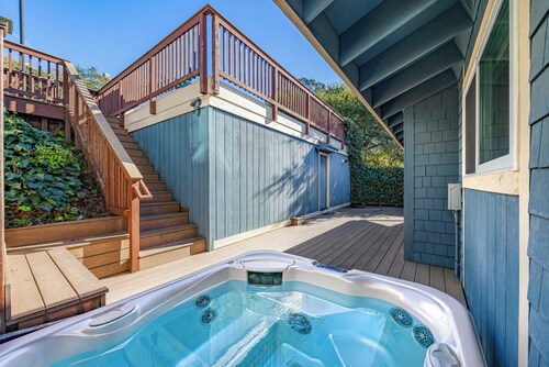 Capitola Village Home - Free Parking & Sleeps 8!
