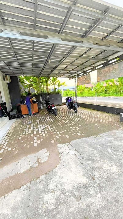 Djuragan Kamar Halona