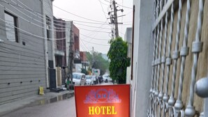 A Hotel Raj Mahal felirattal ellátott tábla, amely a luxus szobákat és a banketttermet hirdeti.