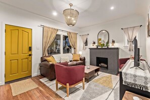 Smart TV, books, printers - The Historic Gem on Lynwood St (Phoenix)