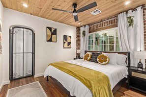 2 bedrooms, desk, iron/ironing board, travel cot - The Historic Gem on Lynwood St (Phoenix)