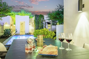 Outdoor dining - The Historic Gem on Lynwood St (Phoenix)