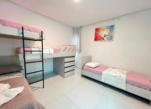 3 habitaciones, tabla de planchar con plancha, wifi y ropa de cama 
