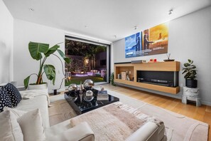 テレビ、暖炉、ステレオ