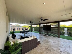 Outdoor dining - Pickleball/Gameroom/Soccer Field/Pool (Miami)